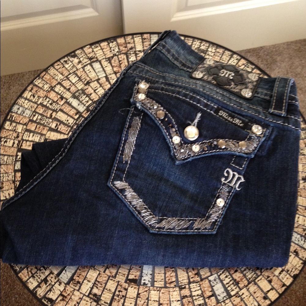 Mid-Rise Easy Cropped Miss Me Jeans